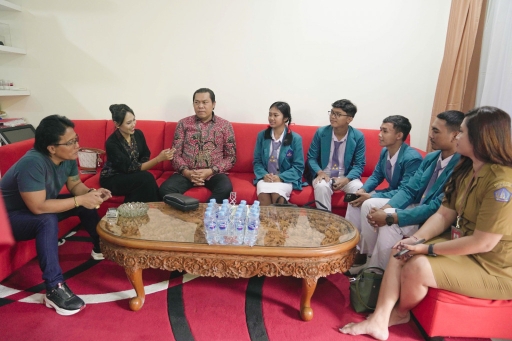 Apresiasi Siswa Berprestasi, Bupati Giri Prasta Support Penuh Team KIR SMAN 1 Mengwi Berkompetisi